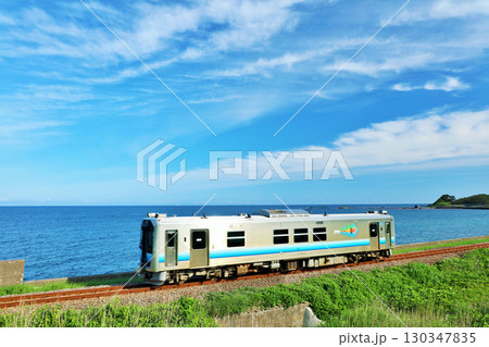 青森県　青空と海の五能線 130347835