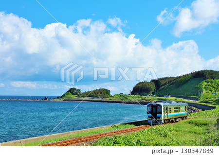 青森県 青空と海の五能線 青森県 青空と海の五能線 130347839