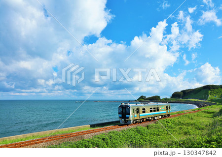 青森県 青空と海の五能線 青森県 青空と海の五能線 130347842