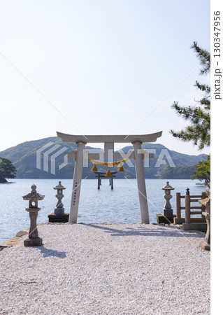 対馬　和多都美神社　海に立つ鳥居 130347956