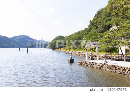 対馬　和多都美神社　海に立つ鳥居 130347978
