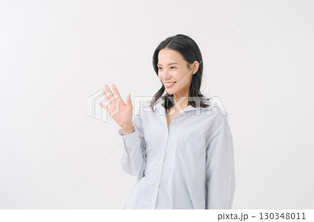手を振るシャツの笑顔のミドル女性 手を振るシャツの笑顔のミドル女性 130348011