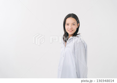 シャツの笑顔のミドル女性 130348014