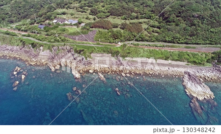 緑の森とのコントラストも美しい東シナ海 緑の森とのコントラストも美しい東シナ海 130348242
