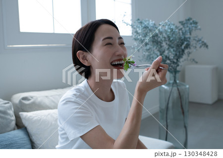 管理職女性の朝食,ブランチイメージ 管理職女性の朝食,ブランチイメージ 130348428