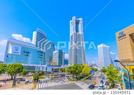 日本の横浜都市景観8月30日。横浜ランドマークタワーやヨコハマエアキャビンの桜木町駅などを望む 130348431