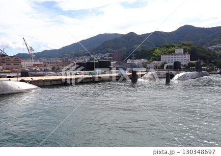 自衛隊の潜水艦郡と呉市の街並み（広島県呉市） 130348697