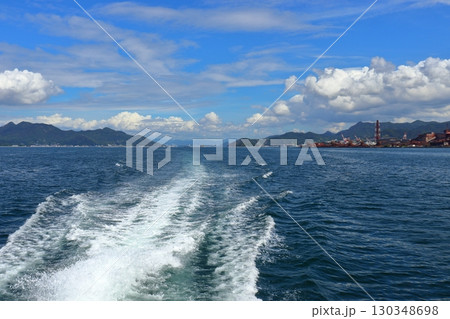 音戸の瀬戸を呉市街方面に向けた景色(江田島と呉の製鉄所) 音戸の瀬戸を呉市街方面に向けた景色(江田島と呉の製鉄所) 130348698