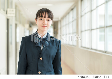 学校の廊下を歩く制服姿の小学生,中学生,高校生の女子生徒 学校の廊下を歩く制服姿の小学生,中学生,高校生の女子生徒 130349154