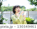 スマホで検索する若い女性 130349461