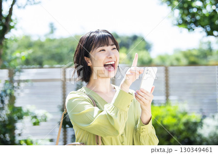 スマホで検索する若い女性 スマホで検索する若い女性 130349461