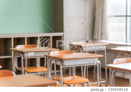 黒板のある教室・校舎のイメージ（ロッカー） 130349518