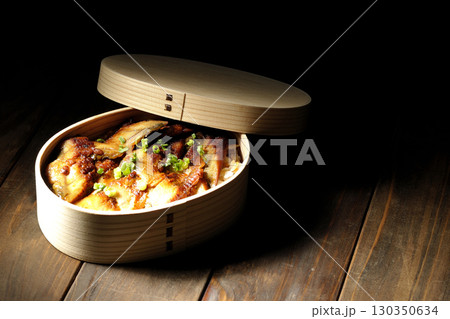 曲げわっぱ入り鰻丼弁当 曲げわっぱ入り鰻丼弁当 130350634