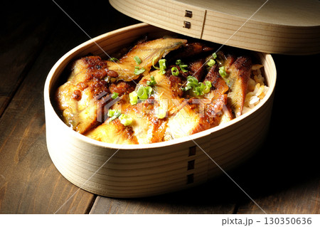 曲げわっぱ入り鰻丼弁当 曲げわっぱ入り鰻丼弁当 130350636