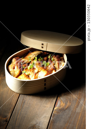 曲げわっぱ入り鰻丼弁当 130350642
