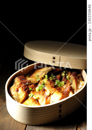 曲げわっぱ入り鰻丼弁当 130350646