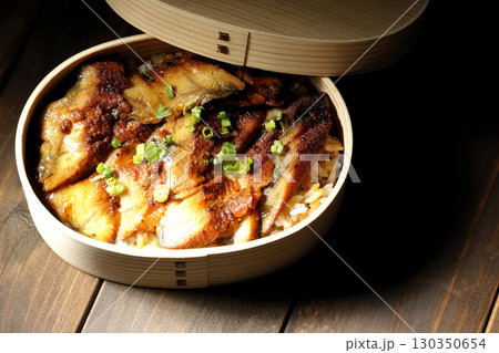 曲げわっぱ入り鰻丼弁当 曲げわっぱ入り鰻丼弁当 130350654