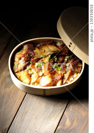 曲げわっぱ入り鰻丼弁当 曲げわっぱ入り鰻丼弁当 130350658