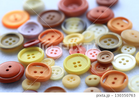 洋裁に使うカラフルなボタンの集合写真 130350763