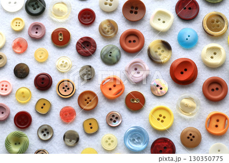 洋裁に使うカラフルなボタンの集合写真 130350775