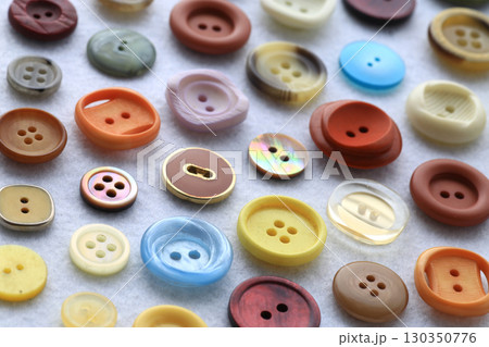 洋裁に使うカラフルなボタンの集合写真 130350776