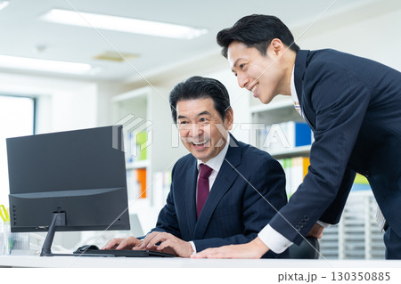 オフィスで働くミドルのビジネスマン オフィスで働くミドルのビジネスマン 130350885