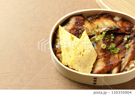 曲げわっぱ入り鰻丼弁当 曲げわっぱ入り鰻丼弁当 130350904