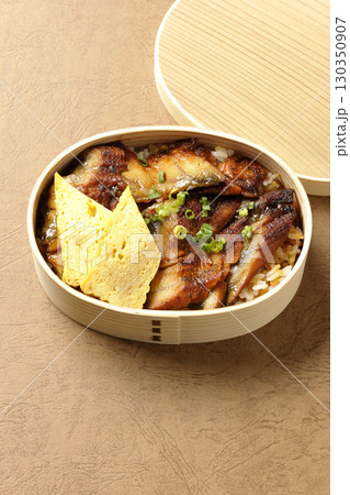曲げわっぱ入り鰻丼弁当 130350907