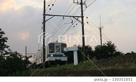東武鉄道850系電車が伊勢崎線の太田駅に向けて進行(2015.9.13) ワンマン運転 送電塔 130351051
