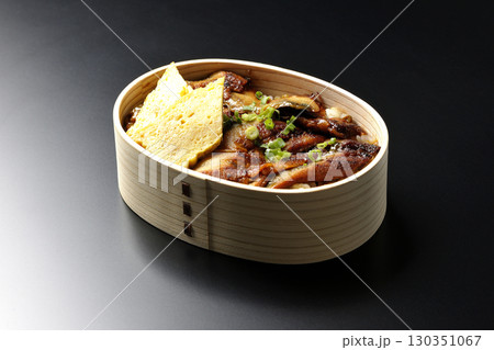 曲げわっぱ入り鰻丼弁当を黒背景で撮影 曲げわっぱ入り鰻丼弁当を黒背景で撮影 130351067