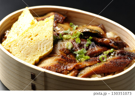 曲げわっぱ入り鰻丼弁当を黒背景で撮影 曲げわっぱ入り鰻丼弁当を黒背景で撮影 130351073