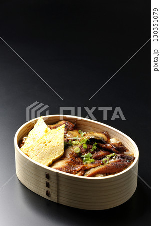 曲げわっぱ入り鰻丼弁当を黒背景で撮影 曲げわっぱ入り鰻丼弁当を黒背景で撮影 130351079