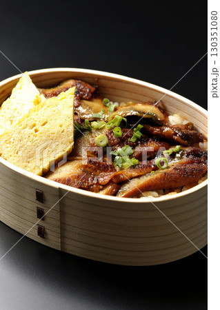 曲げわっぱ入り鰻丼弁当を黒背景で撮影 130351080