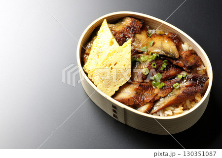 曲げわっぱ入り鰻丼弁当を黒背景で撮影 130351087