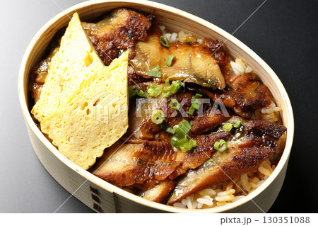 曲げわっぱ入り鰻丼弁当を黒背景で撮影 曲げわっぱ入り鰻丼弁当を黒背景で撮影 130351088