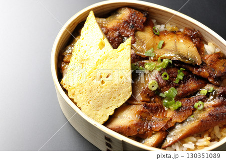 曲げわっぱ入り鰻丼弁当を黒背景で撮影 曲げわっぱ入り鰻丼弁当を黒背景で撮影 130351089