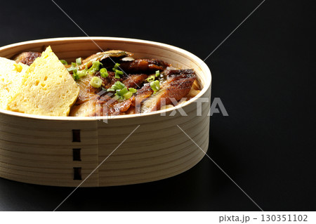 曲げわっぱ入り鰻丼弁当を黒背景で撮影 曲げわっぱ入り鰻丼弁当を黒背景で撮影 130351102