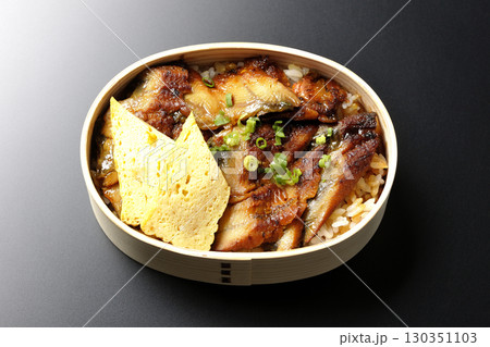 曲げわっぱ入り鰻丼弁当を黒背景で撮影 130351103