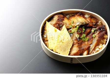 曲げわっぱ入り鰻丼弁当を黒背景で撮影 130351104
