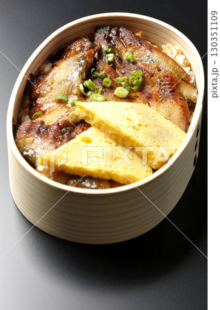曲げわっぱ入り鰻丼弁当を黒背景で撮影 曲げわっぱ入り鰻丼弁当を黒背景で撮影 130351109