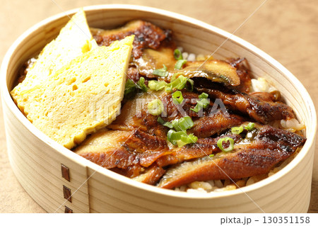 曲げわっぱ入り鰻丼弁当 130351158