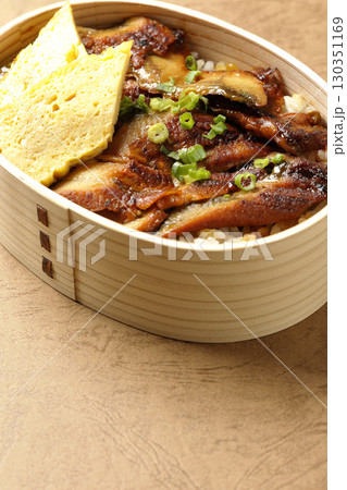 曲げわっぱ入り鰻丼弁当 曲げわっぱ入り鰻丼弁当 130351169