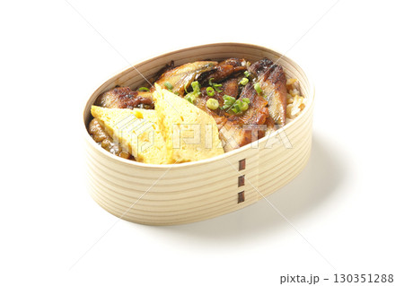 曲げわっぱ入り鰻丼弁当を白背景で撮影 130351288