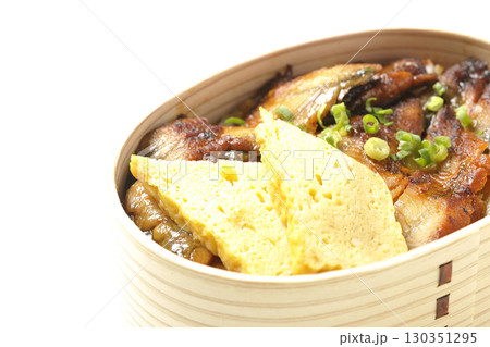曲げわっぱ入り鰻丼弁当を白背景で撮影 130351295