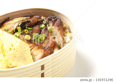 曲げわっぱ入り鰻丼弁当を白背景で撮影 曲げわっぱ入り鰻丼弁当を白背景で撮影 130351296