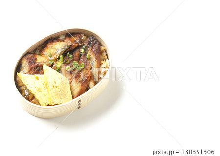 曲げわっぱ入り鰻丼弁当を白背景で撮影 130351306
