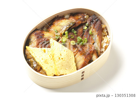 曲げわっぱ入り鰻丼弁当を白背景で撮影 曲げわっぱ入り鰻丼弁当を白背景で撮影 130351308