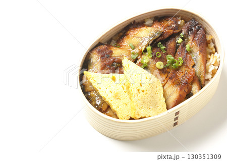 曲げわっぱ入り鰻丼弁当を白背景で撮影 130351309