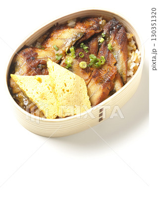 曲げわっぱ入り鰻丼弁当を白背景で撮影 130351320