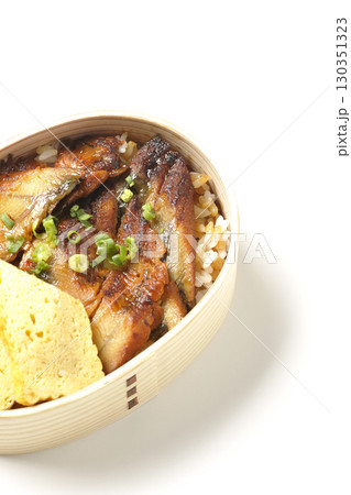 曲げわっぱ入り鰻丼弁当を白背景で撮影 130351323